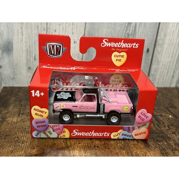 M2 Machines 2025 Sweethearts 1979 Dodge 150 Macho Power Wagon WMTS 22 25-01 - Picture 1 of 9